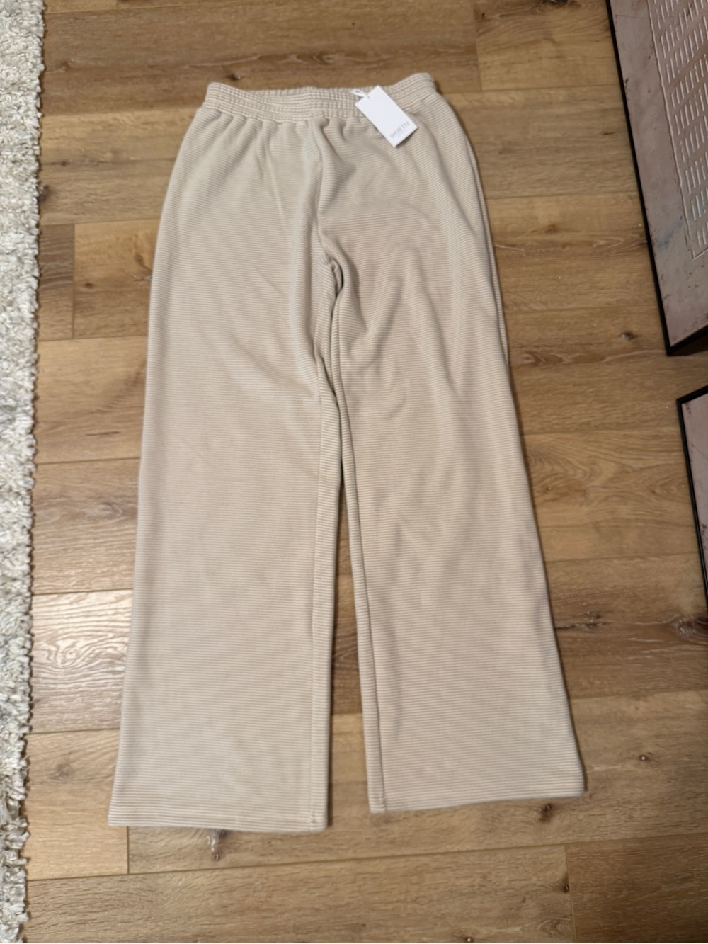 Light Neutral Ribbed Short Sleeve Top - Picture 4 of 4
